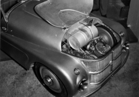 Kleinschnittger F125 (1953) - Blick unter die Motorhaube am Genfer Automobilsalon 1953