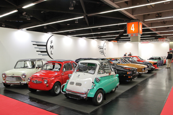 Kleinst- und Kleinwagen, vereint mit Sportwagen auf einem Stand - Retro Classics Bavaria 2016