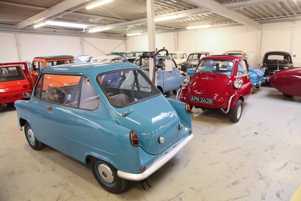 Kleinstautos verschiedener Couleur, soweit das Auge reicht - Museum PS.Speicher