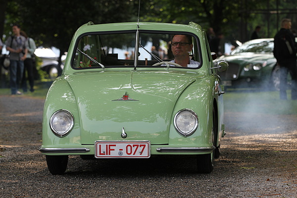 Kleinstfahrzeuge anlässlich des Concorso d'Eleganza Villa d'Este 2012 in der Villa d'Erba - ob er wohl den Rauch kritisch betrachtet im Rückspiegel