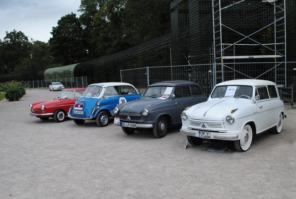 Bild: Kleinstwagen der 50er-Jahre in Reih und Glied. V.l.n.r. NSU Sportprinz, BMW 600, zwei Lloyd - Classic-Gala Schwetzingen 2015