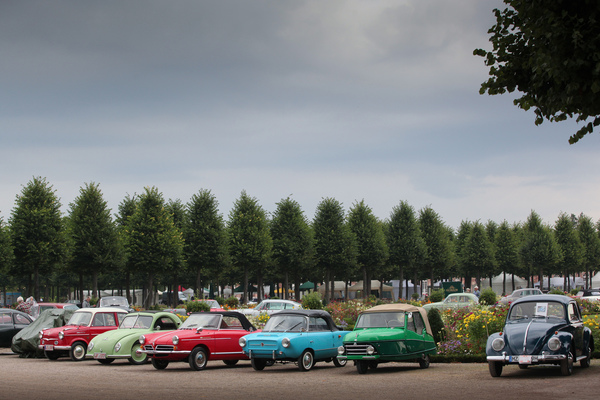Image: Small cars beautifully lined up - Classic-Gala Schwetzingen 2017 - Small and micro cars