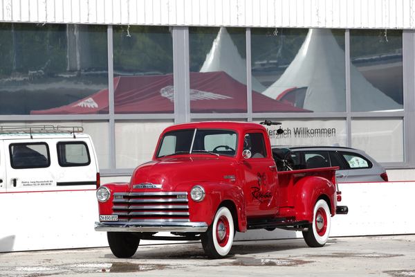 Knallroter Chevrolet Pickup mit Motorrad auf der Ladefläche - Dolder Classics Mai 2019