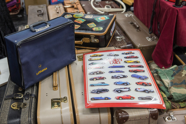 Koffer und Emailschilder - Retro Classics Bavaria 2022