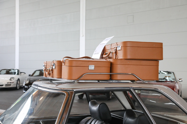 Kofferset und Dachträger für die Pagode mit aufgeschnalltem Hardtop - Klassikwelt Bodensee 2024