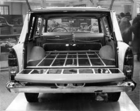 Kombi mit unklappbaren Sitzen und flachem Ladeboden sind en vogue - Genfer Automobilsalon 1959