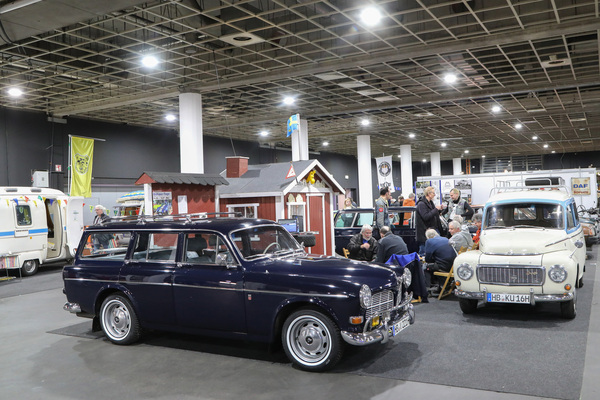 Bild: Kombis als Thema auf dem Volvo-Clubstand, im Vordergrund ein Amazon Kombi - Bremen Classic Motorshow 2023