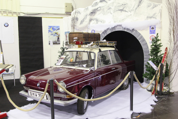 Kommt ein BMW 700 LS aus dem Tunnel - dies soll wohl bedeuten, dass BMW mit diesem Modell aus dem Loch herausfand (Techno Classica 2017)
