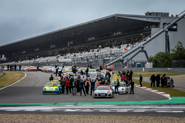 Kommunikation per Tafel statt Megaphon. Ein Schelm hätte vielleicht das "H" durchgestrichen – ADAC 24h Classic Nürburgring 2022