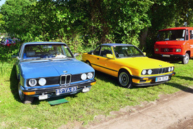 Komplementärfarben: Blauer BMW 520 (E12) in mehr als patiniertem Zustand, und ein gelbes Baur-Cabrio der Serie E 30. – Bockhorner Oldtimermarkt 2025