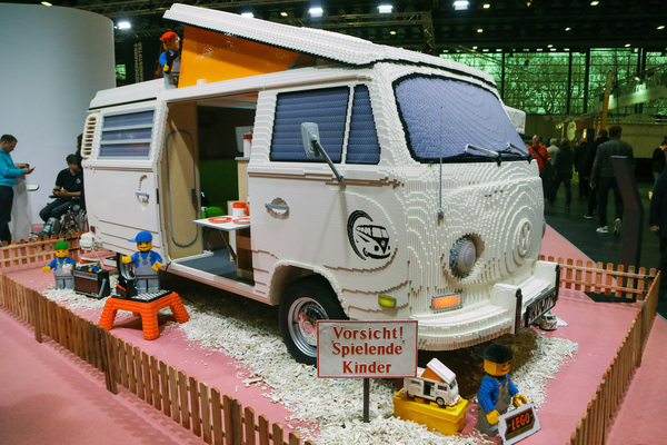 Bild Komplett aus Lego ist dieser VW Bus T2 aufgebaut worden - Bremen Classic Motorshow 2023