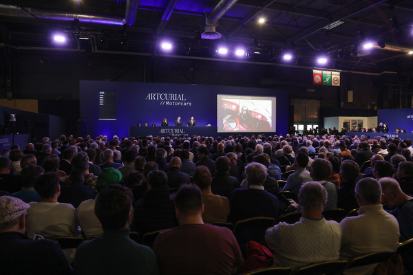 Komplett oder (stärker) gefüllter "Auktionssaal" – Artcurial-Versteigerung – Rétromobile Paris 2025