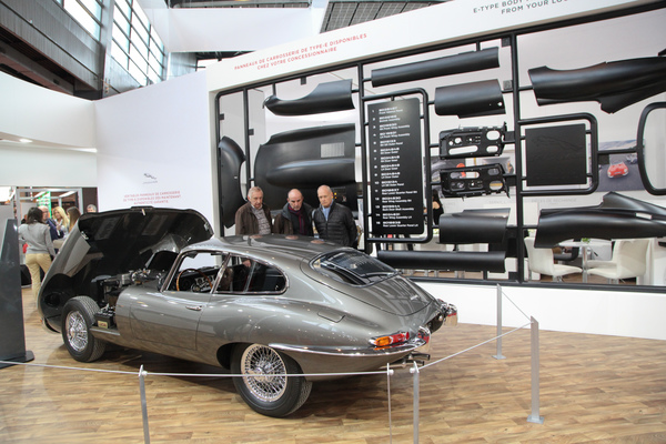 Komplett vom Werk restaurierter Jaguar E-Type und der Bausatz dahinter - Rétromobile Paris 2017
