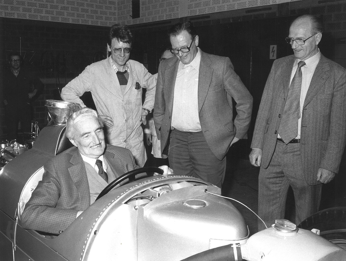 Konstrukteur Eberan-Eberhorst mit glücklichem Lächeln im dem Wagen, den er von 1934 bis 1937 in Zwickau gebaut hatte