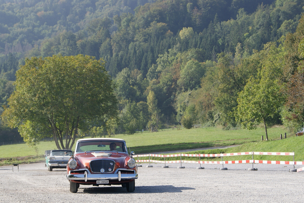 Kontrastreiche Fünfziger: Studebaker Golden Hawk vor Ford Fairlane 500 Sunliner – Albisgütli Classic Cars & Bikes Oktober 2023
