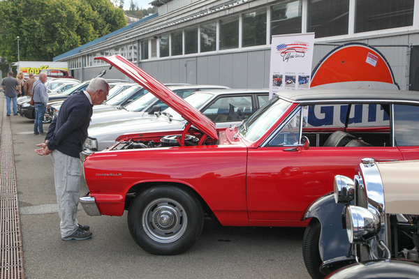 Bild: Kontrollblick unter die Motorhaube auf dem privaten Fahrzeugmarkt - Swiss Classic World Luzern 2021