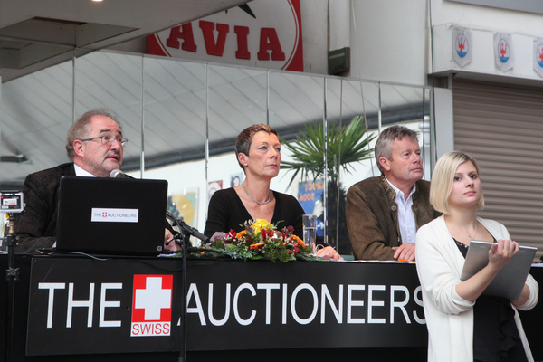 Konzentration ist angesagt, kein Bieter darf übersehen werden - Versteigerung Oldtimer Galerie in Toffen am 26. November 2016