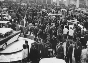 Kopf an Kopf drängt sich die Menge an den Ständen und in den Gängen am Genfer Salon, der mit nahezu 300'000 Besuchern einen neuen Rekord für sich buchen kann - Genfer Automobilsalon 1959