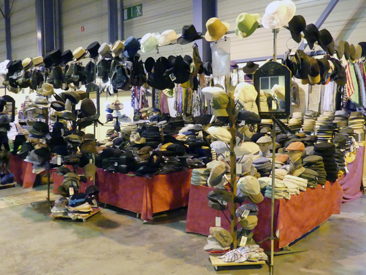 Bild Kopfbedeckungen der untschiedlichsten Arten - Salon Auto-Moto-Classic Strasbourg 2018