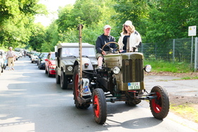 Kopfbedeckungen waren bei Sommerhitze in der Warteschlange sehr empfehlenswert. – Bockhorner Oldtimermarkt 2025