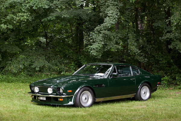 Kraftstrotzender Aston Martin V8 der Achtzigerjahre - Concours d'Elégance Suisse "spéciale" 2021 in Coppet