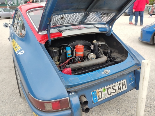 Kreative Auspuffmündung aus einem ansonsten recht zivil anmutenden Motorraum – Porsche-Treffen Dinslaken 2022