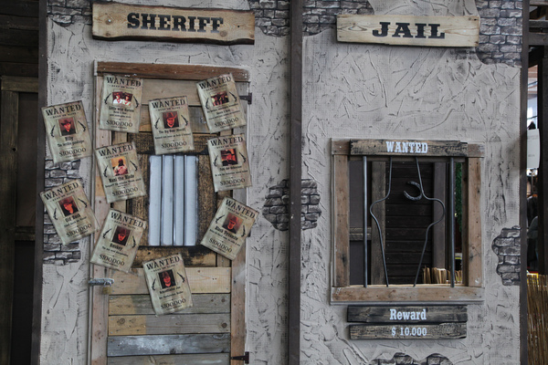 Kreativer Standbau - Saloon-Atmosphäre beim Autohaus Bechmann - Motorworld Classics Bodensee 2019