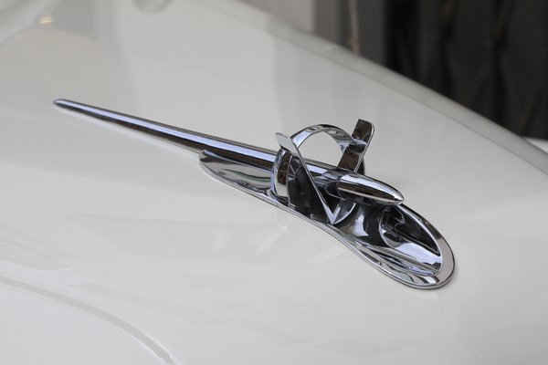 Kühlerfiguren aus dem Jet Age - Oldtimer in Obwalden (O-iO) 2018