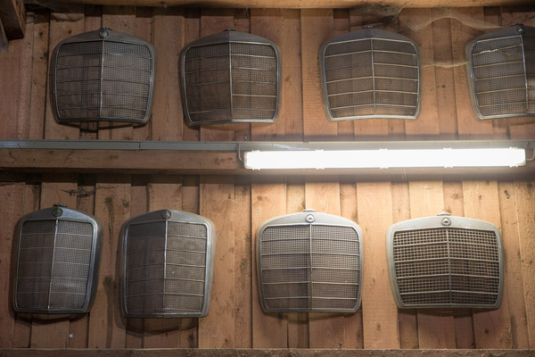 Kühlergitter der verschiedenen Ponton-Serien - Einblicke in die Arbeit der Ponton-Manufaktur