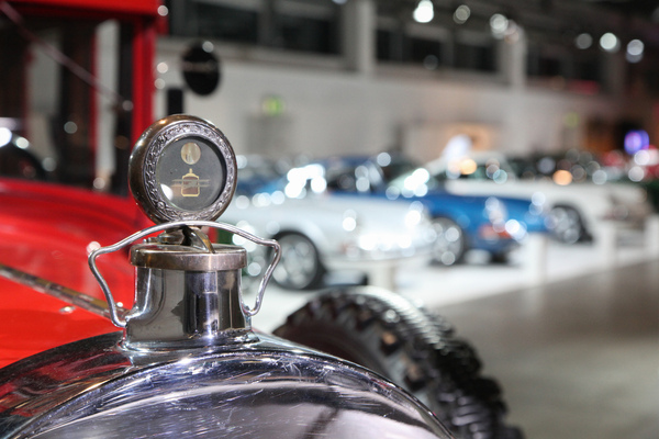 Kühlwasser-Thermometer des Packard 8 vor luftgekühlten Porsche im Hintergrund - Auto Zürich 2021