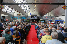 Kundiges und interessiertes Publikum - Versteigerung "Klassische Automobile & Motorräder" der Oldtimer Galerie in Toffen am 18. Oktober 2025