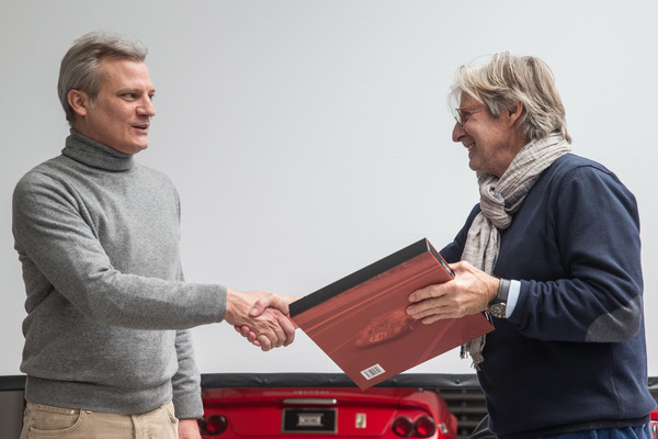 Kuno Schär überreicht Niki Hasler ein Ferrari-Buch - SHRT GV 2020 / Niki Hasler AG