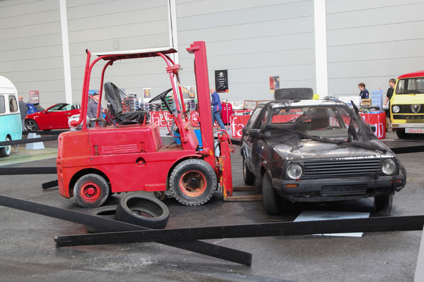 Kunst oder Mahnmal? Ein Hubstapler lädt einen geschändeten VW Golf II auf - Motorworld Classics Bodensee 2022