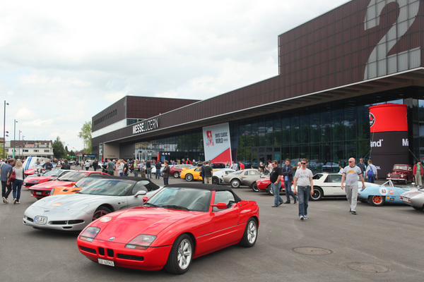 Bild: Kunststoff-Autos vor den Messehallen der Swiss Classic World Luzern - gesehen am Treffen "Fantastic Plastic 2015"