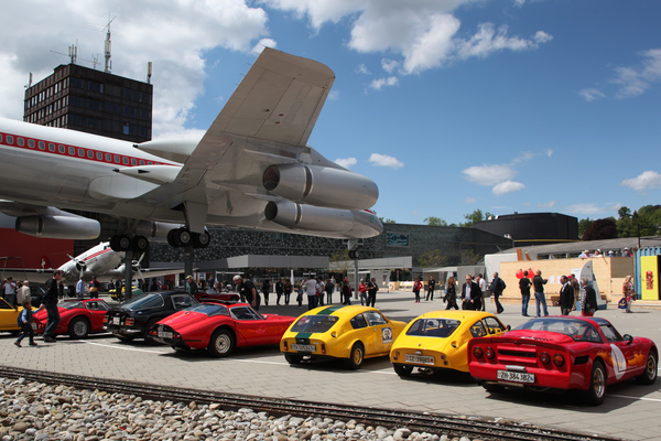 Kunststoff-Sportwagen unter den Flügeln eines Passagierflugzeugs im Verkehrshaus Luzern - Kunststoffauto-Treffen Fantastic Plastic 2014