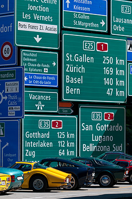 Kunststoffautos und alte Verkehrsleitschilder - Impressionen von der Veranstaltung "Fantastic Plastic 2013"