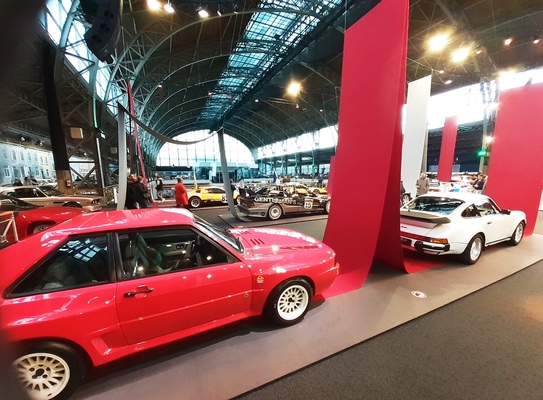 Kunstvoll dekoriert - Sonderschau Supercars 2 in der Autoworld Brüssel 2022/2023