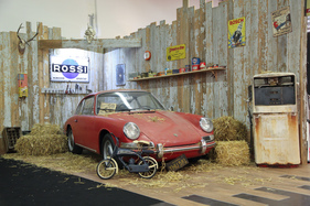 Kunstvoll drappierter Scheunenfund Porsche 911 - gesehen an der Techno Classica 2016 Kunstvoll drappierter Scheunenfund Porsche 911 - gesehen an der Techno Classica 2016