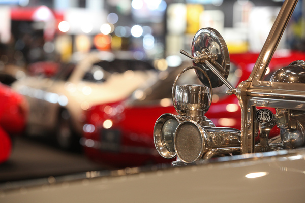 Kunstvolle Scheinwerferbefestigungen - Rétromobile Paris 2020