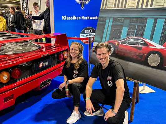 Kunstwerk als Vorlage für noch eines: Smilla Blaube holte nicht nur den originalen Ferrari F40 nach Bremen, sondern auch den Auto-Nachwuchsmaler Hendrik Schmeer.
