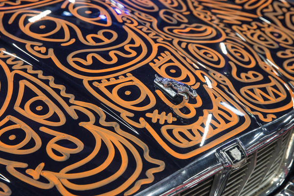 Kunstwerk auf der Jaguarhaube - Retro Classics Bavaria 2022