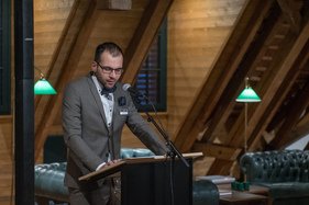 Kurator Simon Bundi erörtert die Ziele der Ausstellung