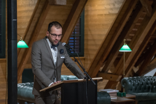 Kurator Simon Bundi erörtert die Ziele der Ausstellung