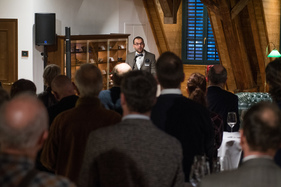 Kurator Simon Bundi erörtert die Ziele der Ausstellung