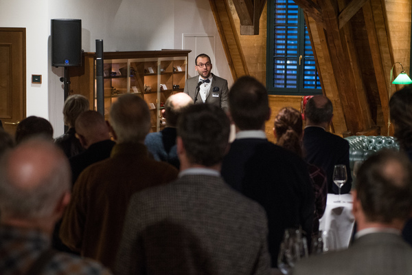 Bild Kurator Simon Bundi erörtert die Ziele der Ausstellung