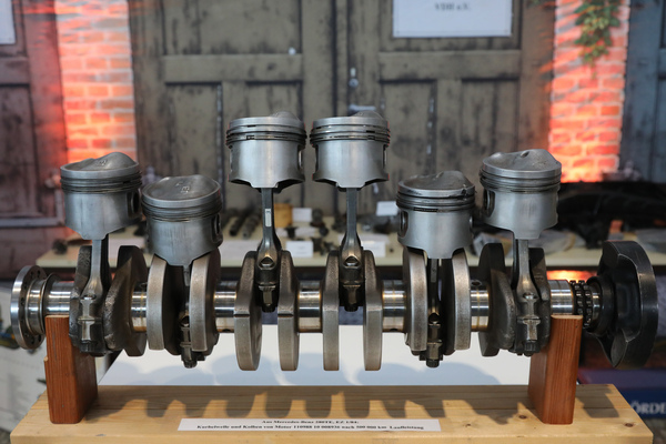 Kurbelwelle und Kolben vom Motor 110988 (Mercedes-Benz 280 TE von 1984) nach 500'000 km Laufleistung - 24. Retro Classics Stuttgart 2025