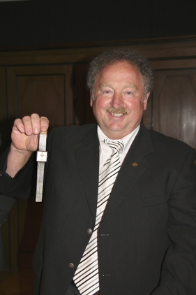 Kurt Ahrens trägt die goldene Uhr mit dem Königskonterfei noch immer Kurt Ahrens trägt die goldene Uhr mit dem Königskonterfei noch immer