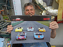 Bild: Kurt Brixner mit seinem Kalender – Brixner Karosserien