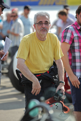 Kurt Hasler bereitet sich auf die Demofahrt vor - Indianapolis Oerlikon am 26. Juli 2016