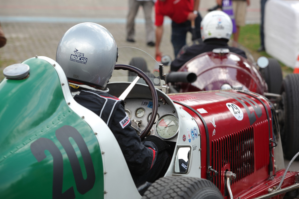 Kurt Hasler macht sich im Maserati 8 CM für den Start bereit - Indianapolis Oerlikon am 26. Juli 2016